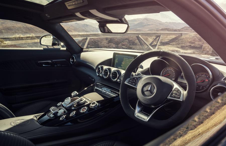 Интерьер Mercedes-AMG GT C (C190) 2017 года  (UK) (фото 18 из 40)